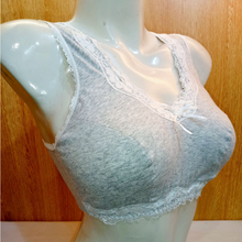 Load image into Gallery viewer, Ladies Beautiful Trim Lace Design Thin Padded Wireless Bra
