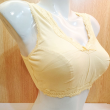 Load image into Gallery viewer, Ladies Beautiful Trim Lace Design Thin Padded Wireless Bra
