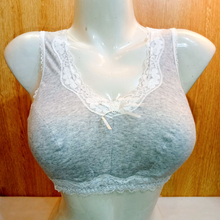 Load image into Gallery viewer, Ladies Beautiful Trim Lace Design Thin Padded Wireless Bra

